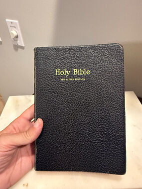 World Holy Bible Red Letter Edition King James Version Black Leather - Used